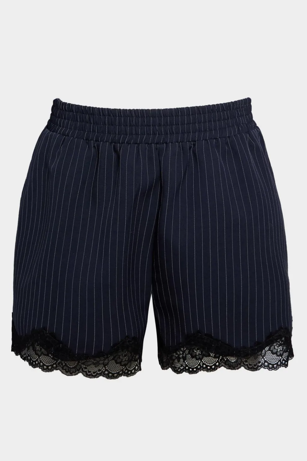 Plus Lace Hem Tailored Short | Nasty Gal